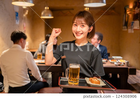 在酒吧大廳工作的一名年輕女子 在酒吧大廳工作的一名年輕女子 124308906