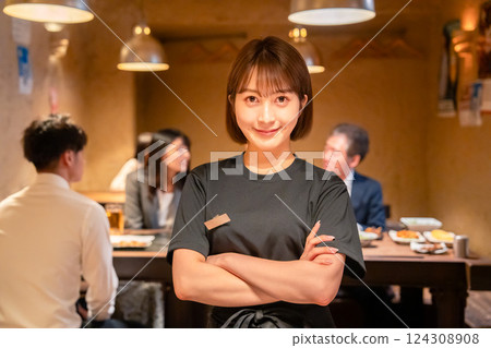 在酒吧大廳工作的一名年輕女子 124308908