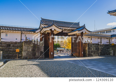Autumn scenery of the Higashimikado Gate at Sunpu Castle Park in Shizuoka City (Shizuoka Prefecture) Autumn scenery of the Higashimikado Gate at Sunpu Castle Park in Shizuoka City (Shizuoka Prefecture) 124309110