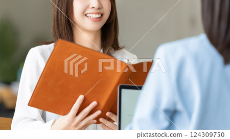 兩個女商人開會 124309750