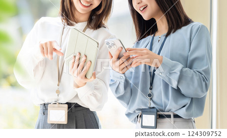 兩位女士/女商人使用平板電腦和智慧型手機開會 124309752