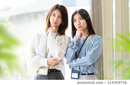 Two thinking women/businesswomen 124309756