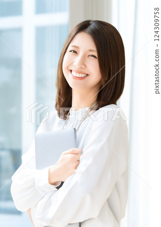 帶筆記型電腦的微笑的女人/女商人 124309758