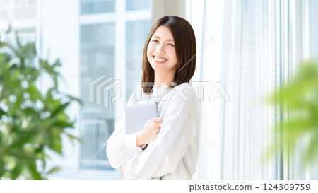 帶筆記型電腦的微笑的女人/女商人 帶筆記型電腦的微笑的女人/女商人 124309759