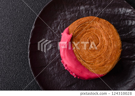 Round sweet New York roll croissant with raspberry cream filling 124310028