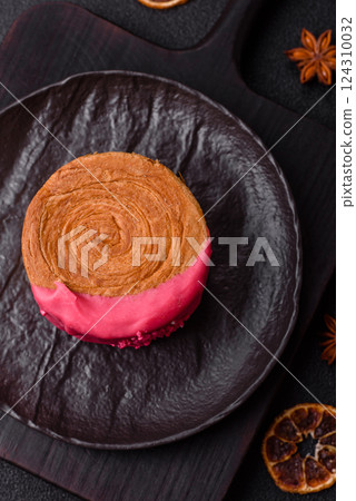 Round sweet New York roll croissant with raspberry cream filling Round sweet New York roll croissant with raspberry cream filling 124310032