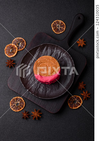 Round sweet New York roll croissant with raspberry cream filling 124310035
