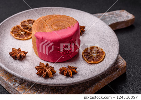 Round sweet New York roll croissant with raspberry cream filling 124310057