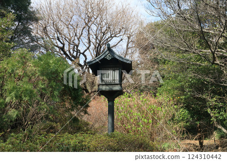 Bronze lantern in the grounds of Yushima Seido 124310442