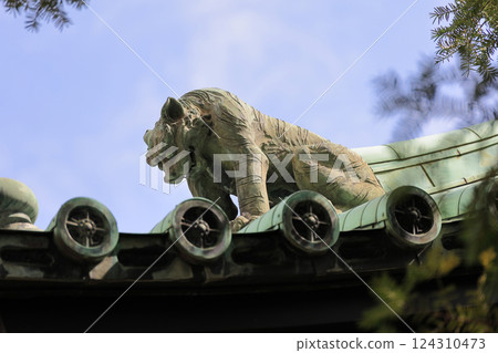 The sacred beast Onigashira guards both ends of the large ridgepole of the Kyodanmon Gate at Yushima Seido 124310473