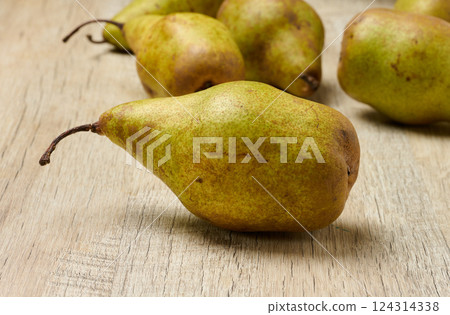 Ripe green pears on the table, ripe fruits Ripe green pears on the table, ripe fruits 124314338