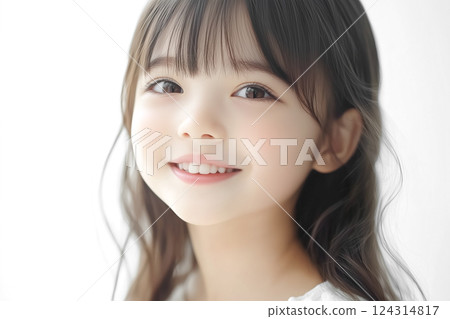一個可愛的微笑小學女孩的肖像 一個可愛的微笑小學女孩的肖像 124314817