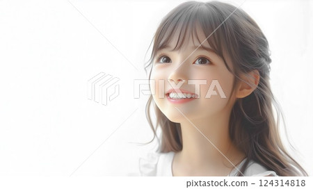 一個可愛的微笑女孩的肖像。白色背景 124314818