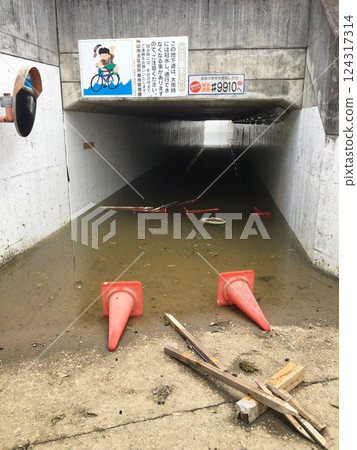 日本西部暴雨導致地下通道被淹沒 124317314