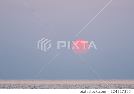 茨城縣河原子海灘的日出，三月下旬 124317393