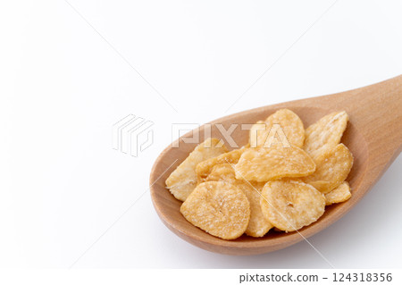 木匙上的蒜片特寫 124318356