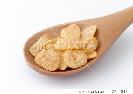 木匙上的蒜片特寫 木匙上的蒜片特寫 124318423