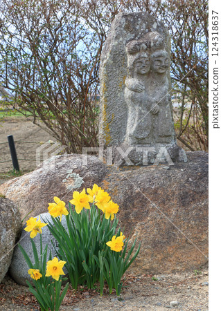 初春的安曇野：淡藍色的地藏菩薩像 124318637
