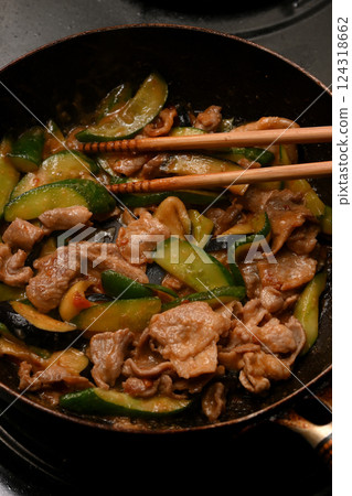 辣味噌炒茄子、小黃瓜、豬肉的烹飪場景 辣味噌炒茄子、小黃瓜、豬肉的烹飪場景 124318662