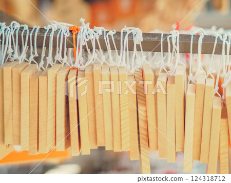 日本神社的繪馬（祈願匾） 124318712