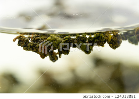 正在沖泡的凍頂烏龍茶葉特寫 124318881