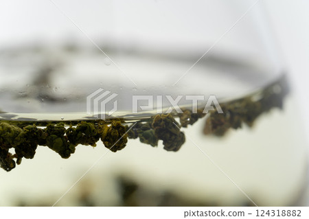 正在沖泡的凍頂烏龍茶葉特寫 正在沖泡的凍頂烏龍茶葉特寫 124318882