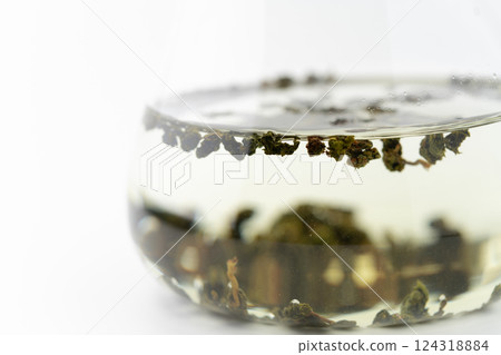 正在沖泡的凍頂烏龍茶葉特寫 124318884