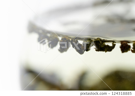 正在沖泡的凍頂烏龍茶葉特寫 124318885