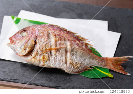 慶祝用的鹽烤鯛魚 124318953