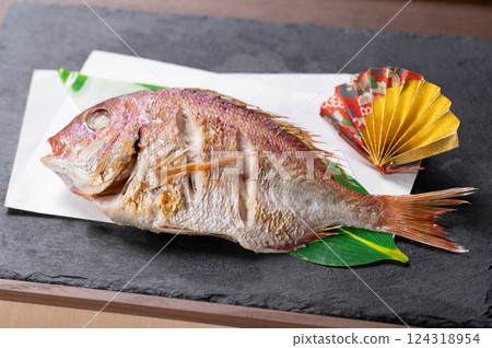 慶祝用的鹽烤鯛魚 124318954