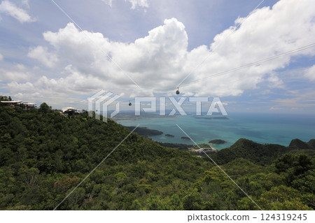 從天空之橋上看到的空中纜車和蘭卡威海洋 124319245