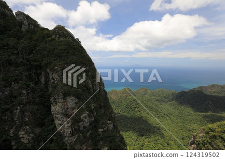 從蘭卡威天空橋望去的洛磯山脈和海洋 從蘭卡威天空橋望去的洛磯山脈和海洋 124319502