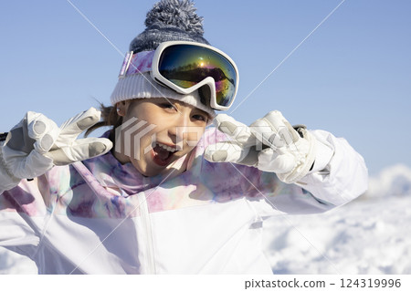 穿著滑雪服的可愛女人 124319996