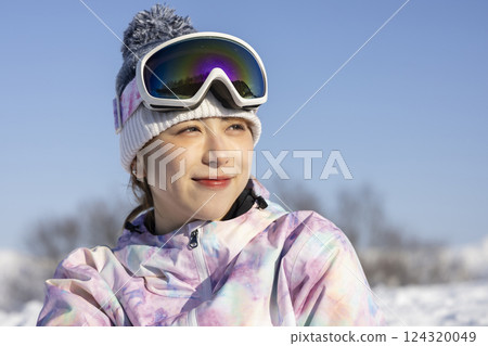 穿著滑雪服的可愛女人 124320049