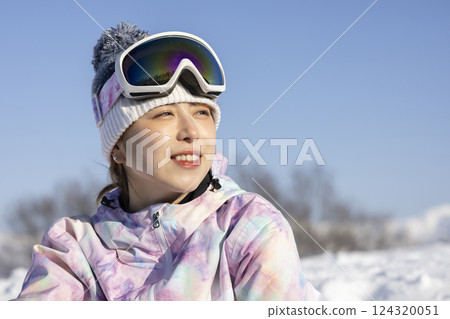 穿著滑雪服的可愛女人 124320051