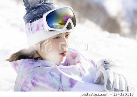 穿著滑雪服的可愛女人 124320113