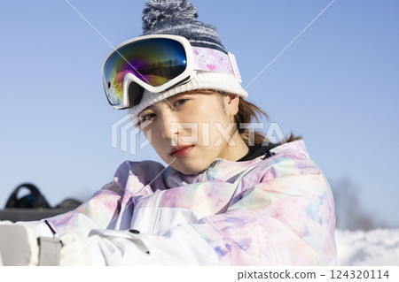 穿著滑雪服的可愛女人 124320114