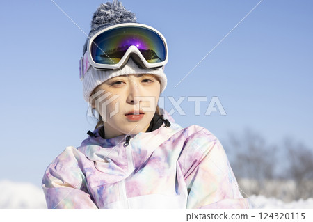 穿著滑雪服的可愛女人 124320115