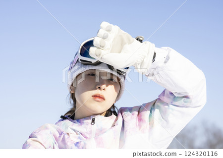 穿著滑雪服的可愛女人 124320116