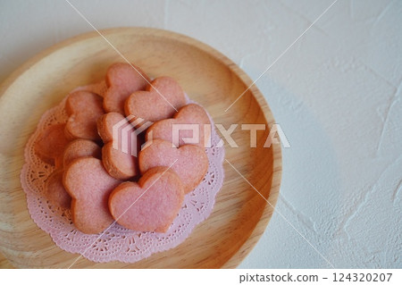 盤子上的心形自製草莓餅乾 盤子上的心形自製草莓餅乾 124320207