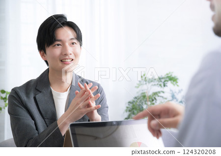 年輕男性求職者接受職涯諮詢或工作變動諮詢的圖片 124320208