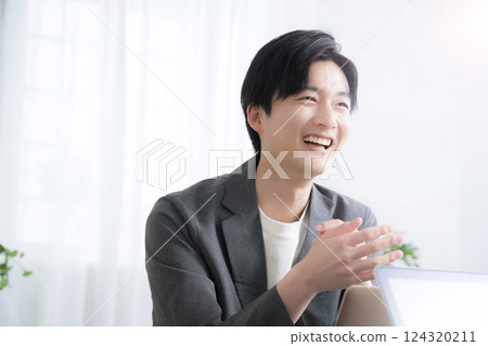 一名年輕男子接受職業諮詢或工作變動諮詢的圖片 124320211