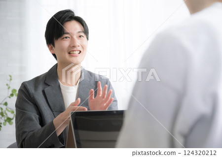 一名年輕男子接受職業諮詢或工作變動諮詢的圖片 124320212