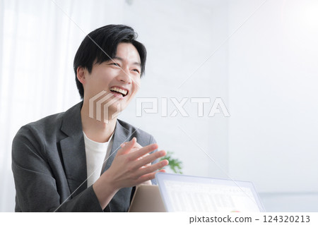 一名年輕男子接受職業諮詢或工作變動諮詢的圖片 124320213