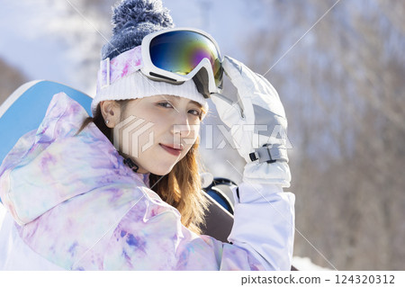 穿著滑雪服的可愛女人 124320312