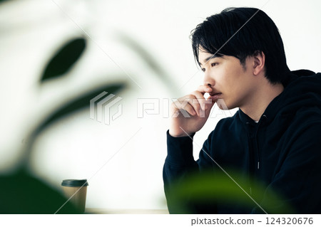 年輕人在窗邊思考 124320676