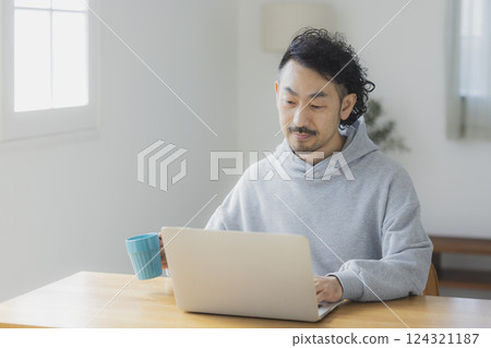 操作計算機的有鬍子的人 124321187