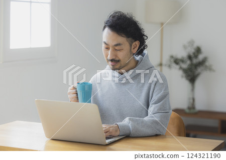 操作計算機的有鬍子的人 操作計算機的有鬍子的人 124321190