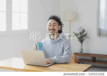 操作計算機的有鬍子的人 操作計算機的有鬍子的人 124321192