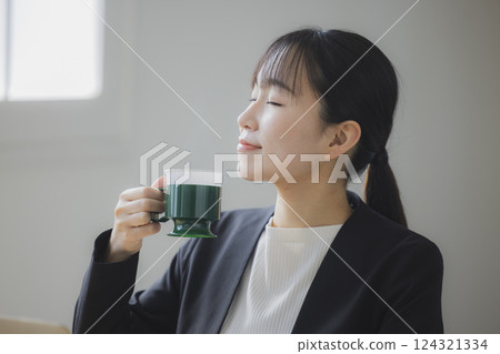 Woman drinking coffee during work 124321334